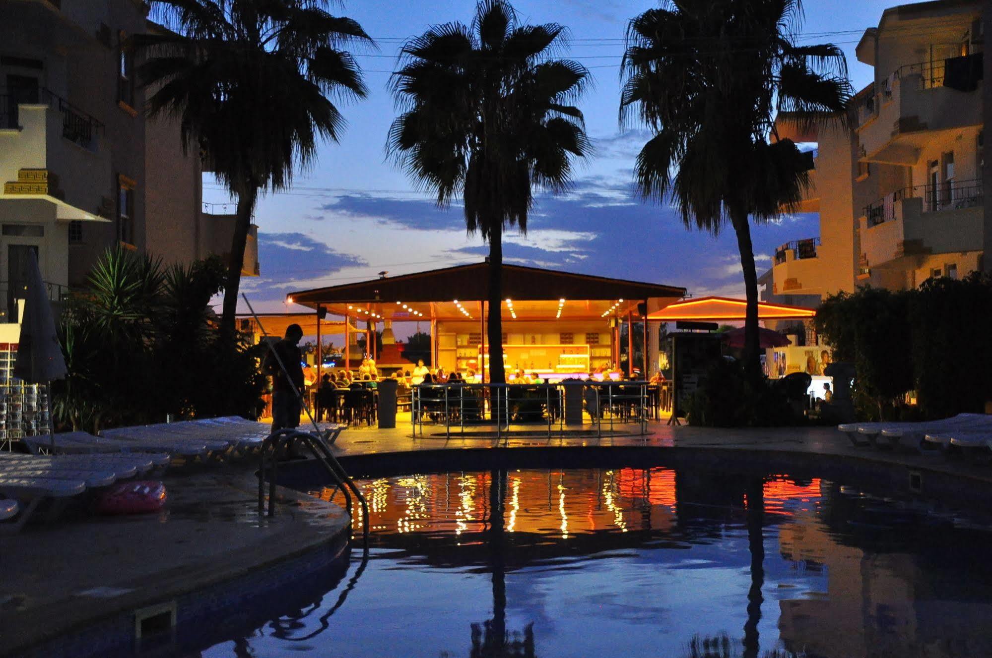 Midnight Sun Hotel Side Exterior foto